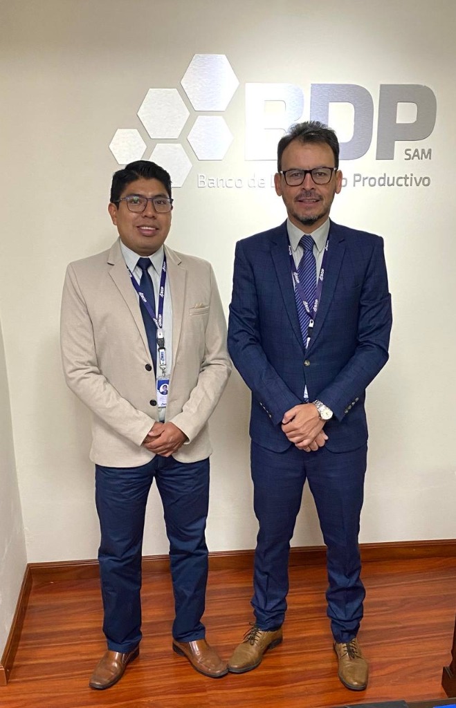 Capacitación corporativa e integración con entidades financieras